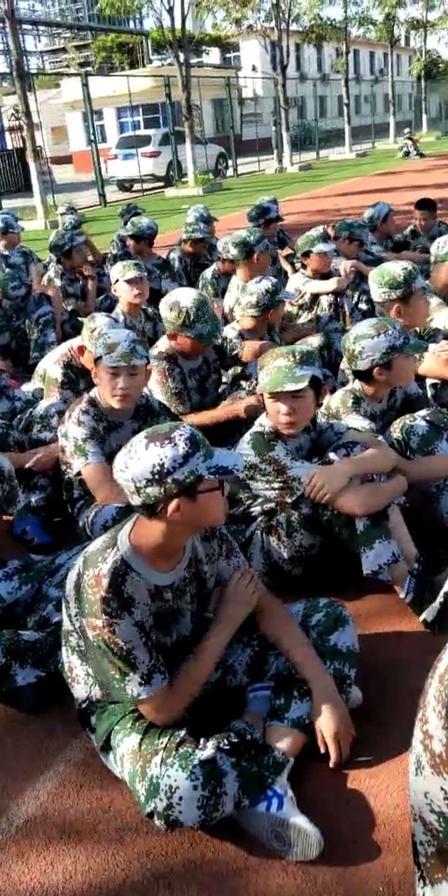 第九期沧州八中北校区初中一年级29班军训精彩瞬间。 